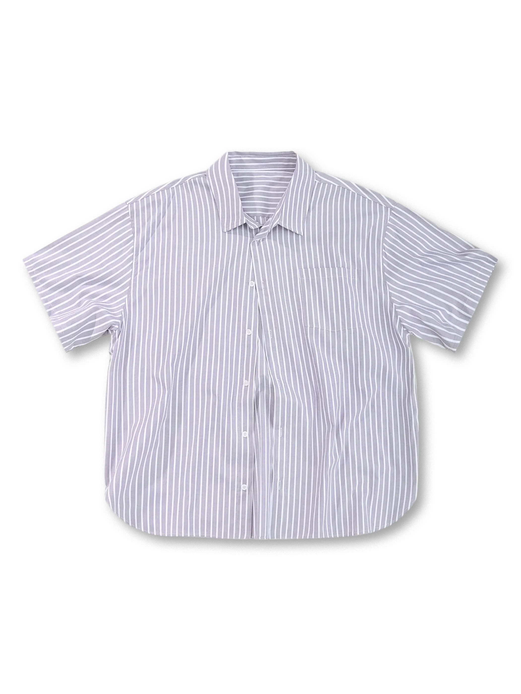 前面全体のクリーンフィットストライプオーバーシャツ