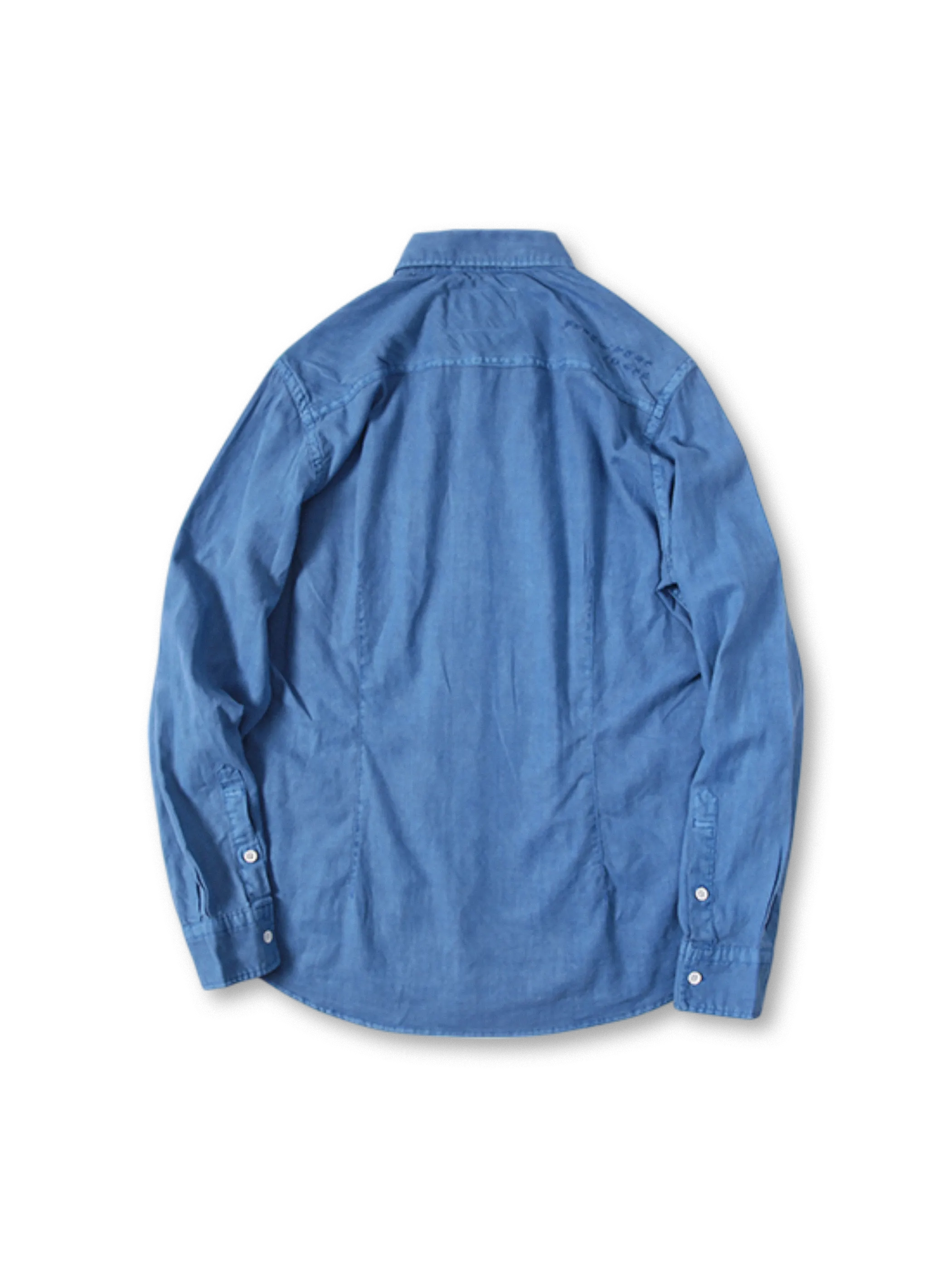 手刺繍ロゴとウォッシュドブルーの質感が映える正面全体