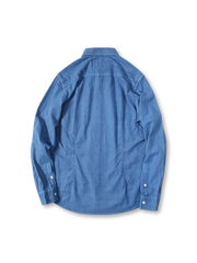 手刺繍ロゴとウォッシュドブルーの質感が映える正面全体