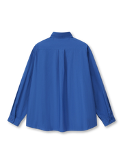 正面から見たクラインブルー長袖シャツ