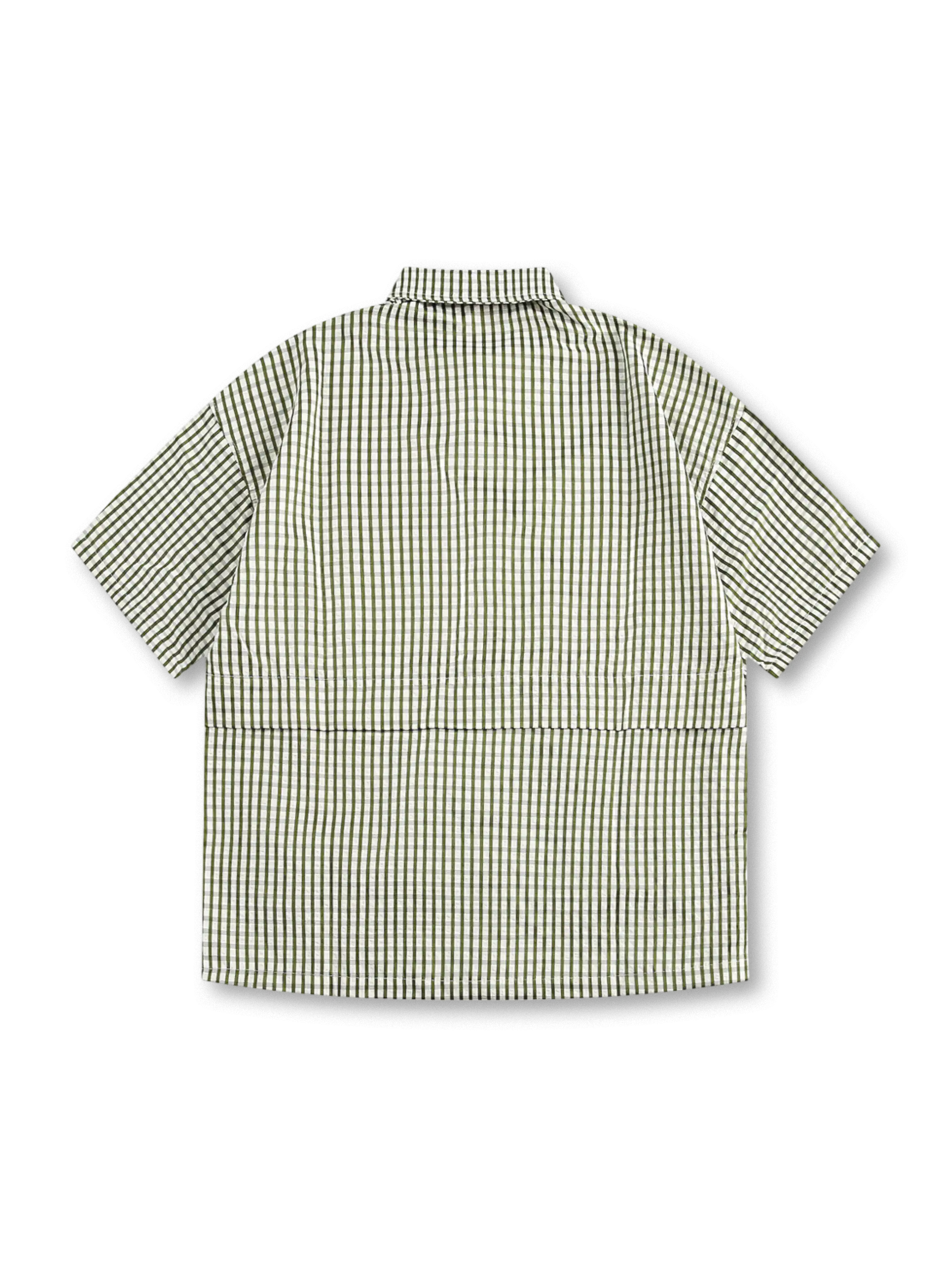 グリーン系のチェック柄と大きなフロントポケットが印象的な半袖シャツ正面全体