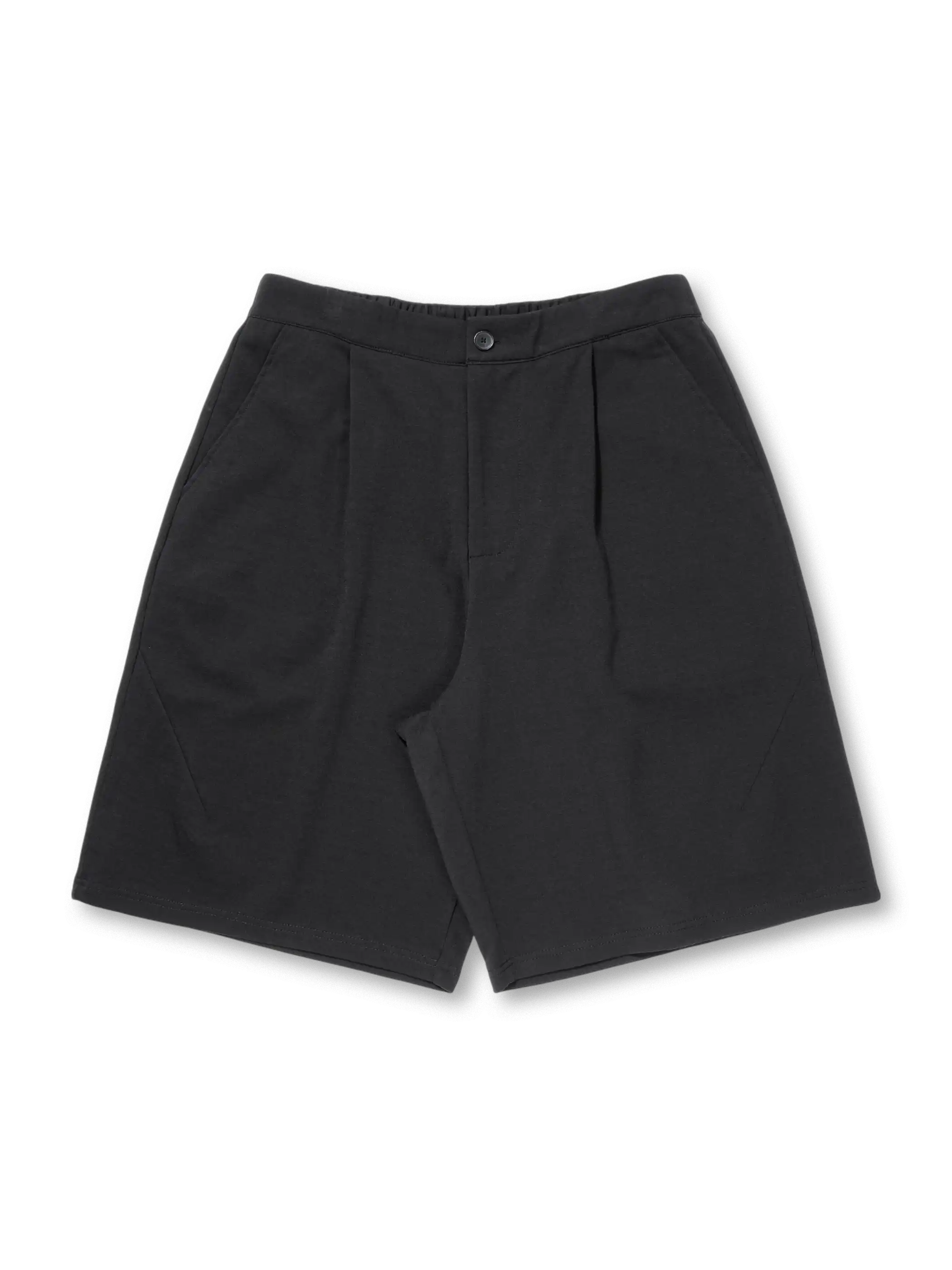 シンプルな無地のエアーコットンショーツ、前面に斜めポケットとバックポケットが確認できる