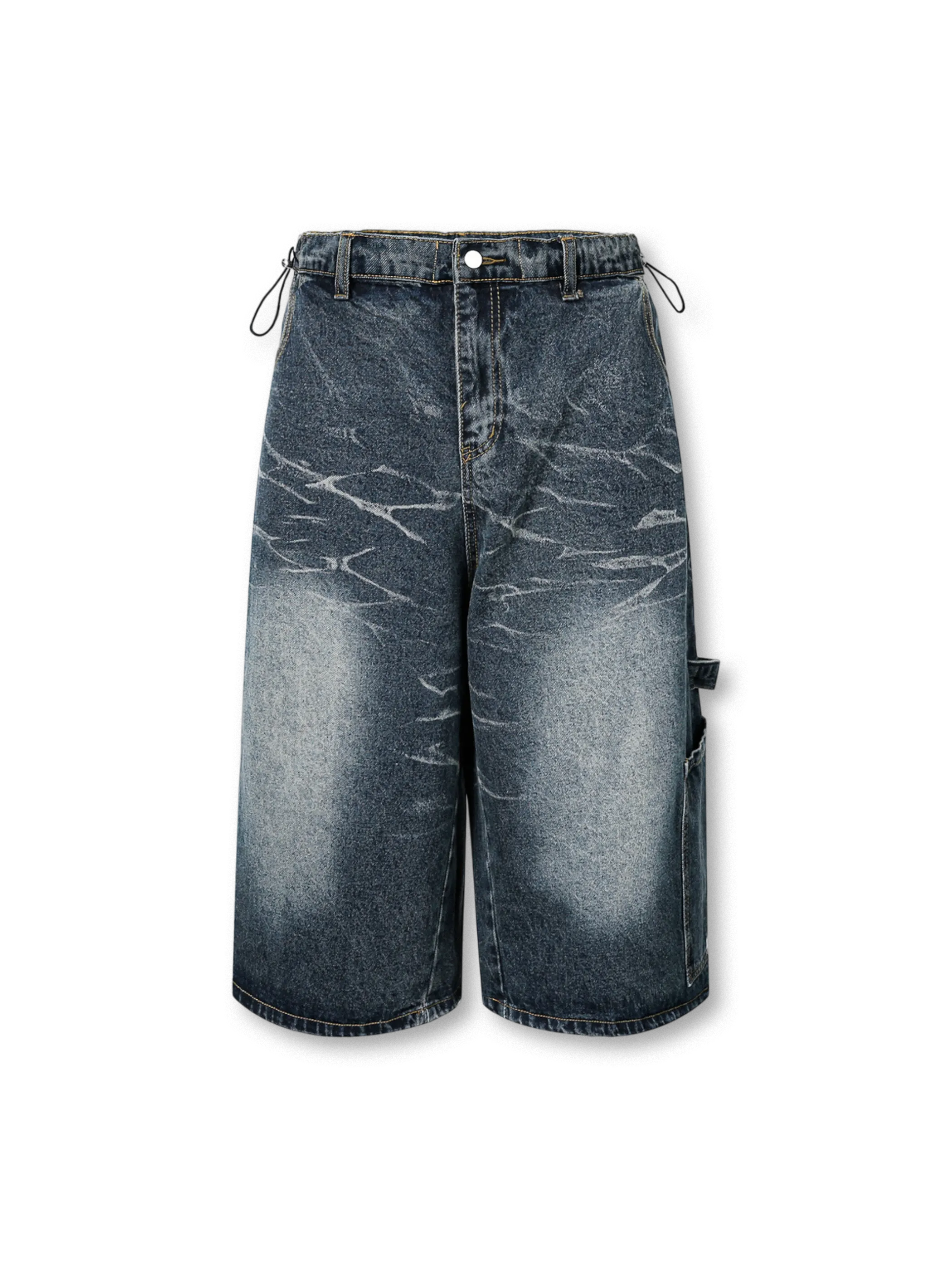 七分丈のデニムショーツ、片側に大きめのカーゴポケットが付いている