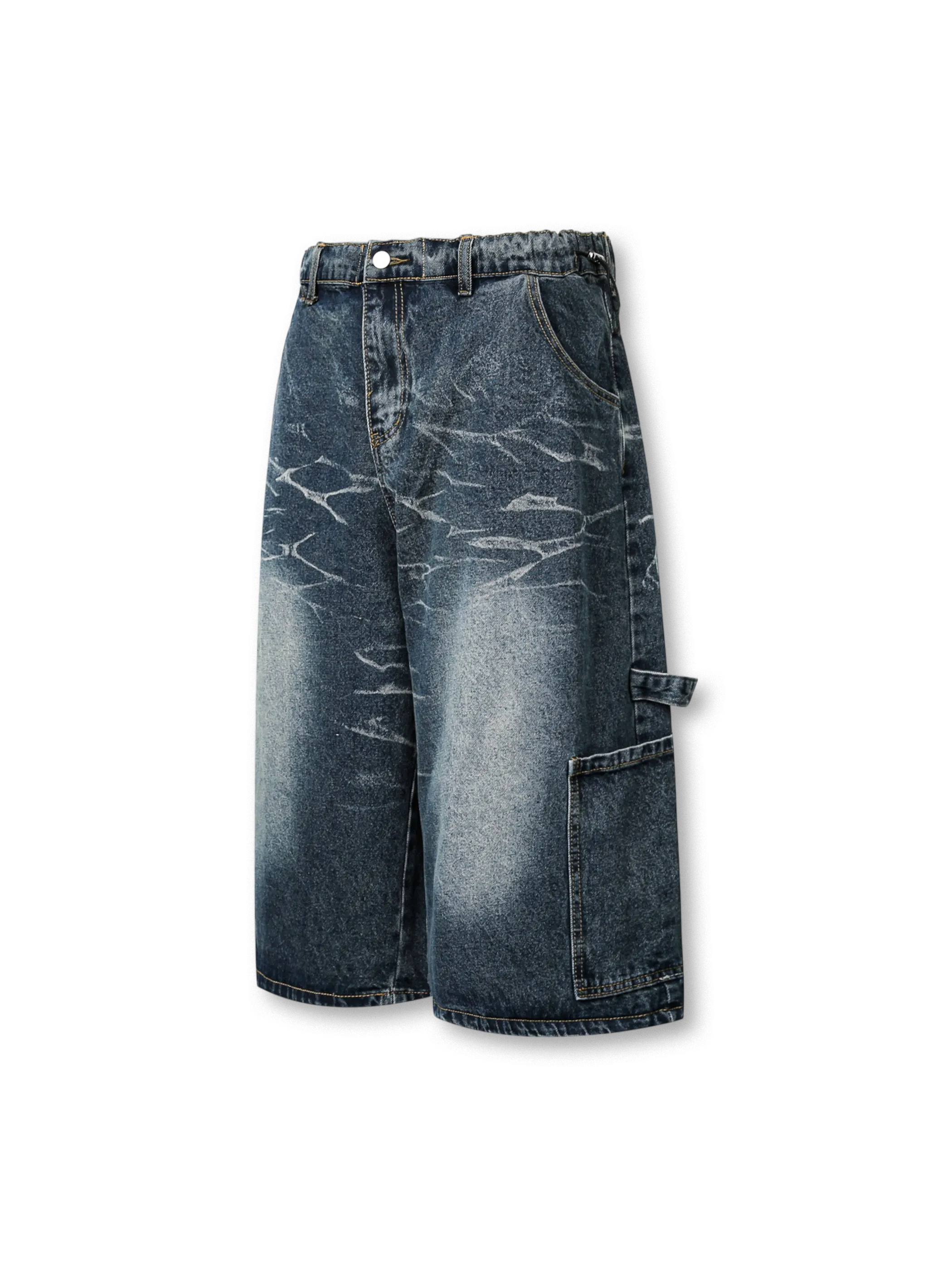 七分丈のデニムショーツ、片側に大きめのカーゴポケットが付いている