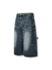 七分丈のデニムショーツ、片側に大きめのカーゴポケットが付いている