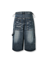 七分丈のデニムショーツ、片側に大きめのカーゴポケットが付いている