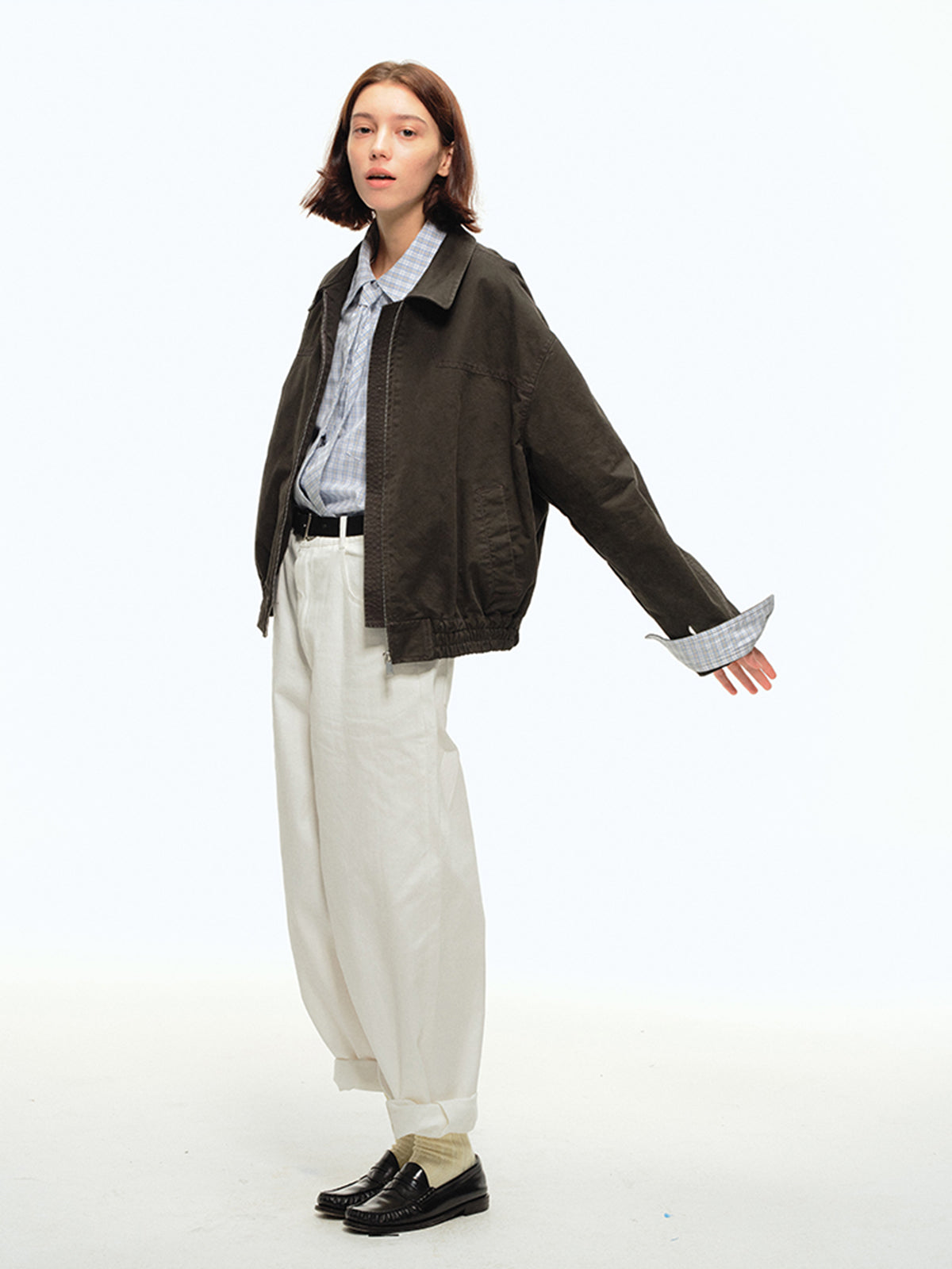 モデルがウォッシュド ハリントンジャケットを着用し、カジュアルパンツと合わせたヴィンテージスタイルを披露