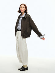 モデルがウォッシュド ハリントンジャケットを着用し、カジュアルパンツと合わせたヴィンテージスタイルを披露