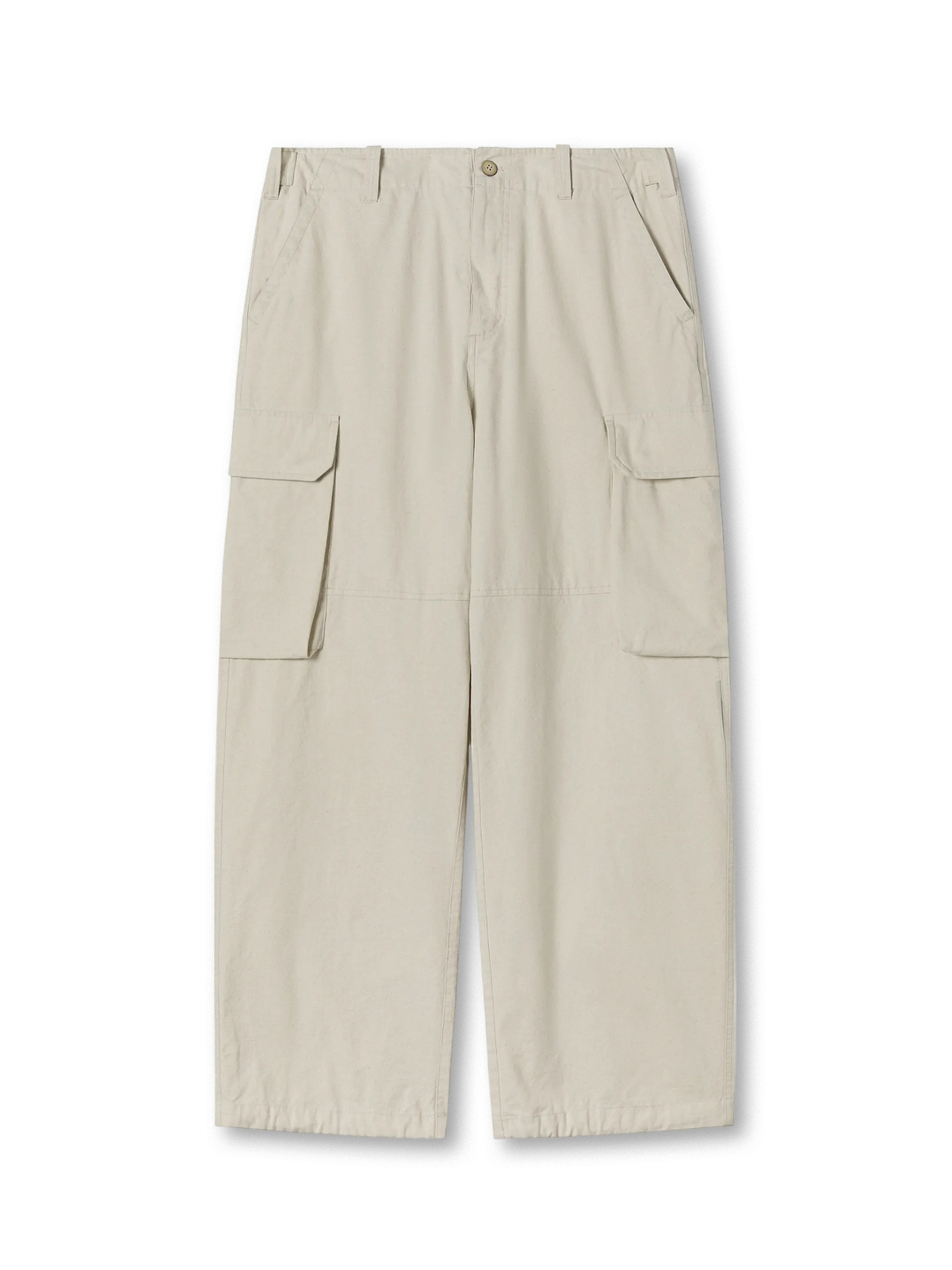 フロント全体を写したカーゴパンツ