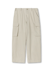 フロント全体を写したカーゴパンツ