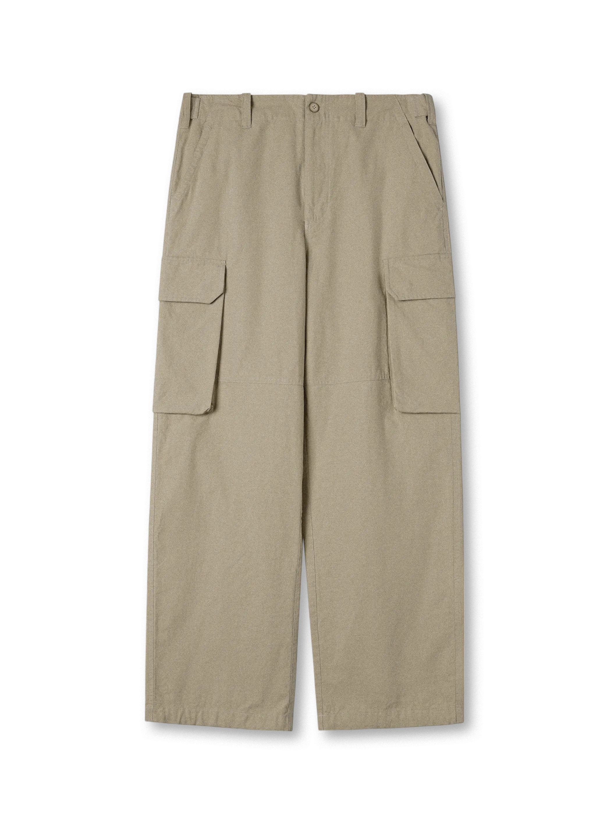 フロント全体を写したカーゴパンツ