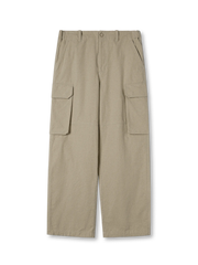 フロント全体を写したカーゴパンツ