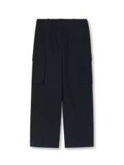 フロント全体を写したカーゴパンツ