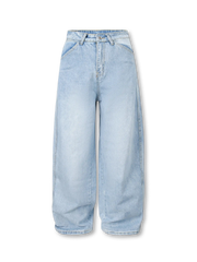 淡いウォッシュ加工が施されたロング丈ワイドデニム、ウエストのドローコードが見える