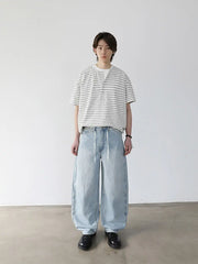 ボタン付きヘンリーネックとストライプ柄が目を引く、ボクシーシルエットのTシャツ