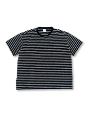 ボタン付きヘンリーネックとストライプ柄が目を引く、ボクシーシルエットのTシャツ