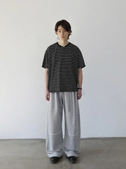 ボタン付きヘンリーネックとストライプ柄が目を引く、ボクシーシルエットのTシャツ