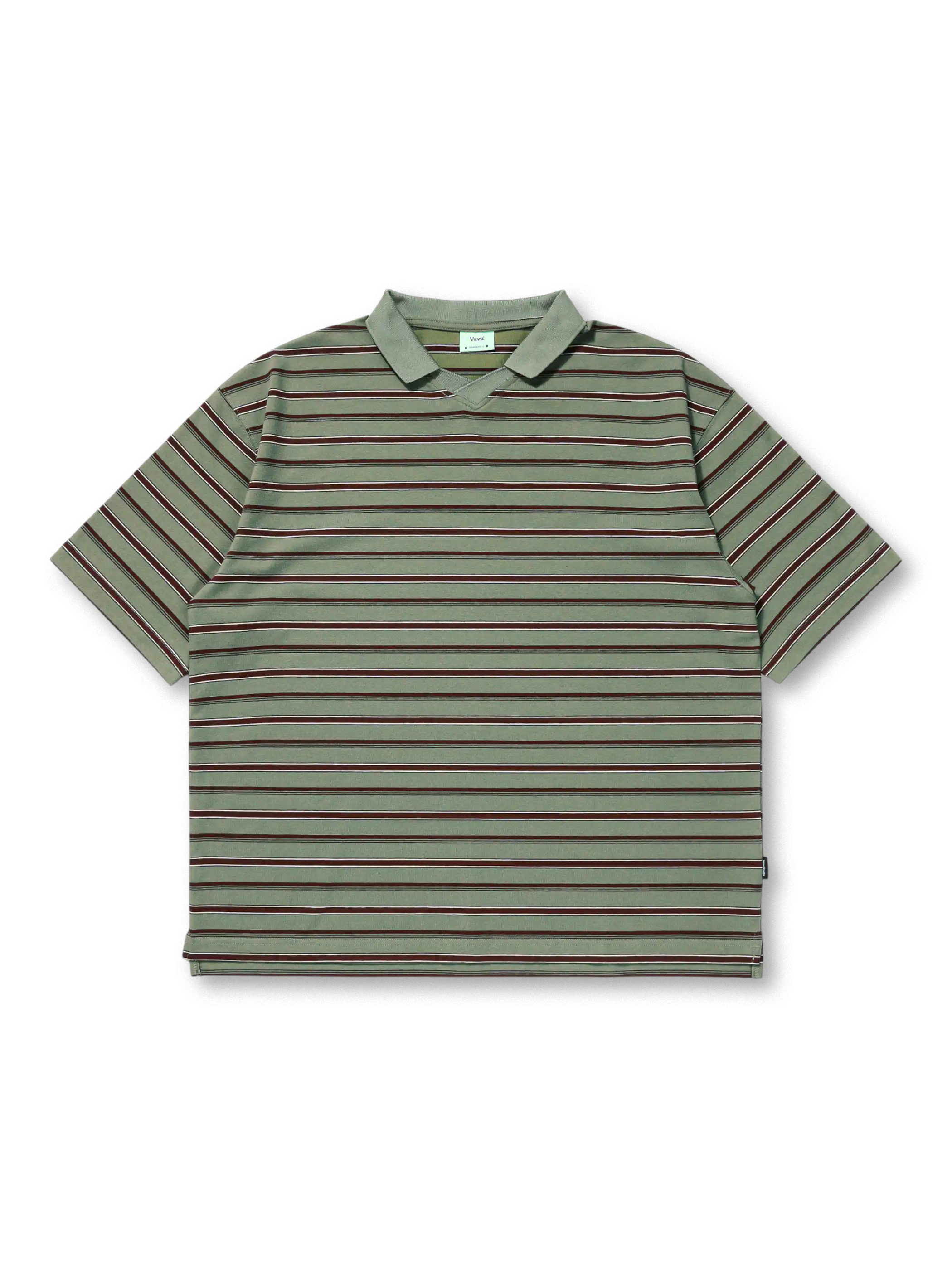 モノトーンのストライプ柄が目を引くポロシャツ、フラットカラーとサイドスリットが特徴的