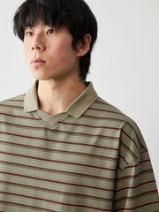 モノトーンのストライプ柄が目を引くポロシャツ、フラットカラーとサイドスリットが特徴的