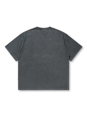 ヴィンテージ風の車プリントが施されたウォッシュ加工のTシャツ