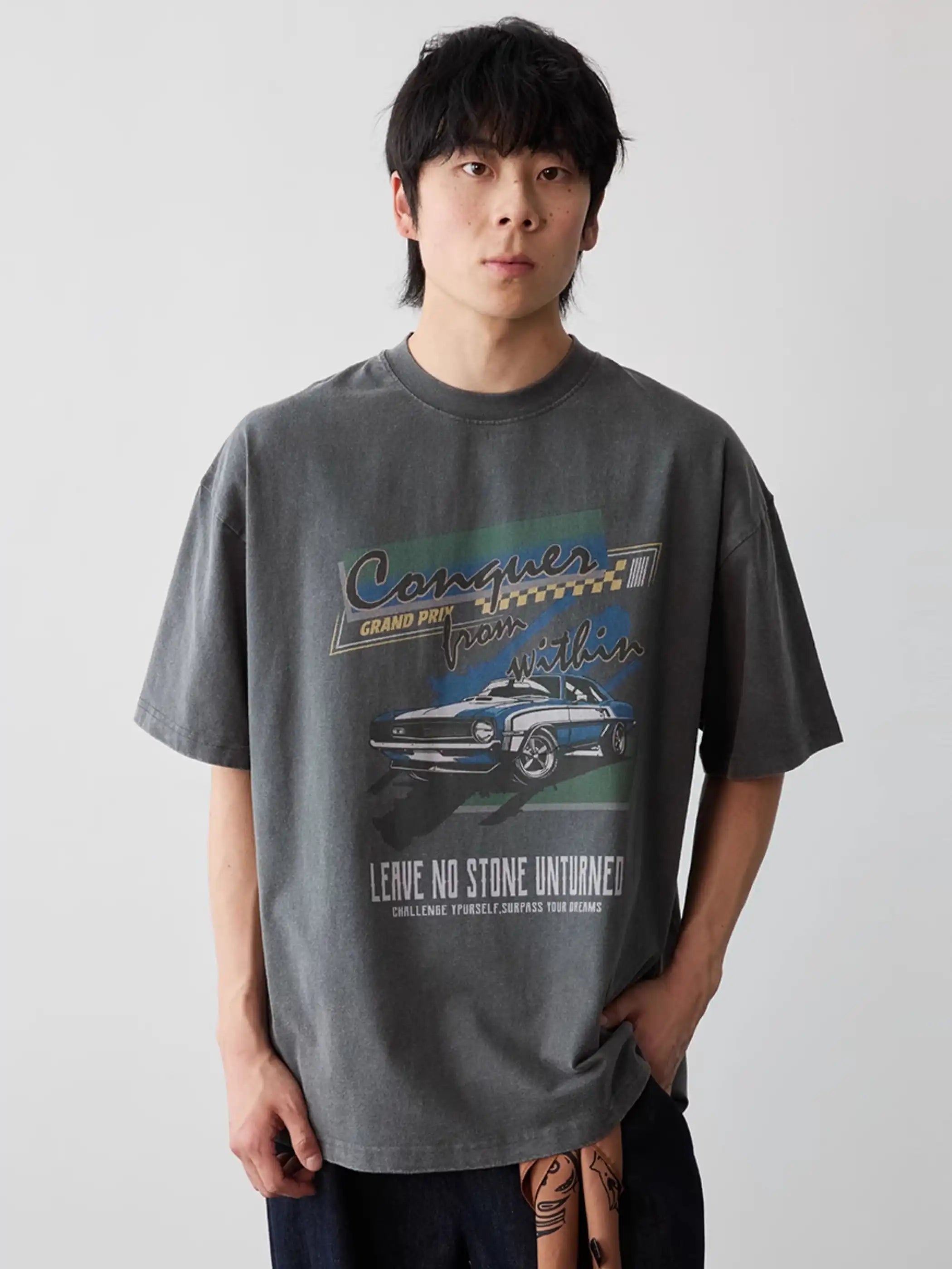 ヴィンテージ風の車プリントが施されたウォッシュ加工のTシャツ