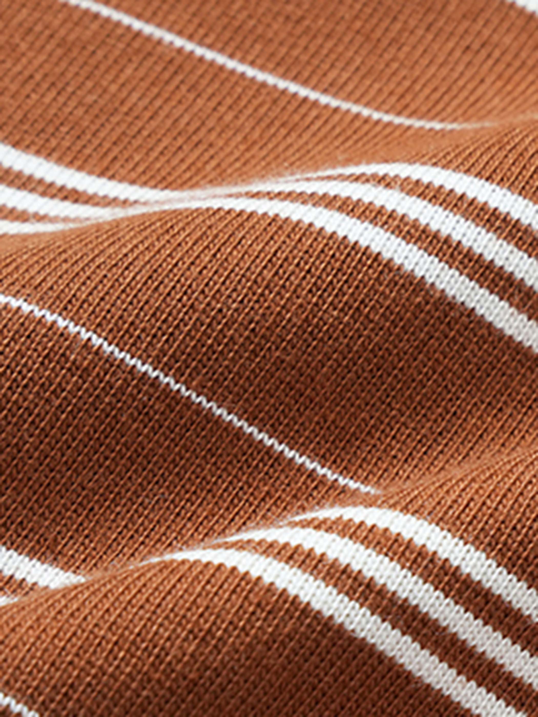 詳細画像:調節可能なドローコード裾とゴム入り袖口のディテール