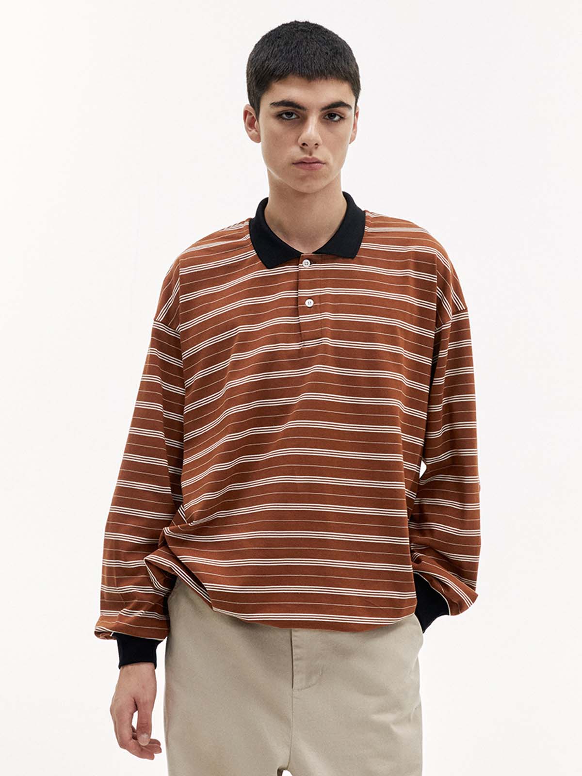 モデル画像:モデルがゆったりとしたデニムと合わせ、ヴィンテージカジュアルスタイルを披露