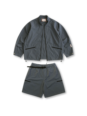 ジャケットとショーツのセットアップ全体