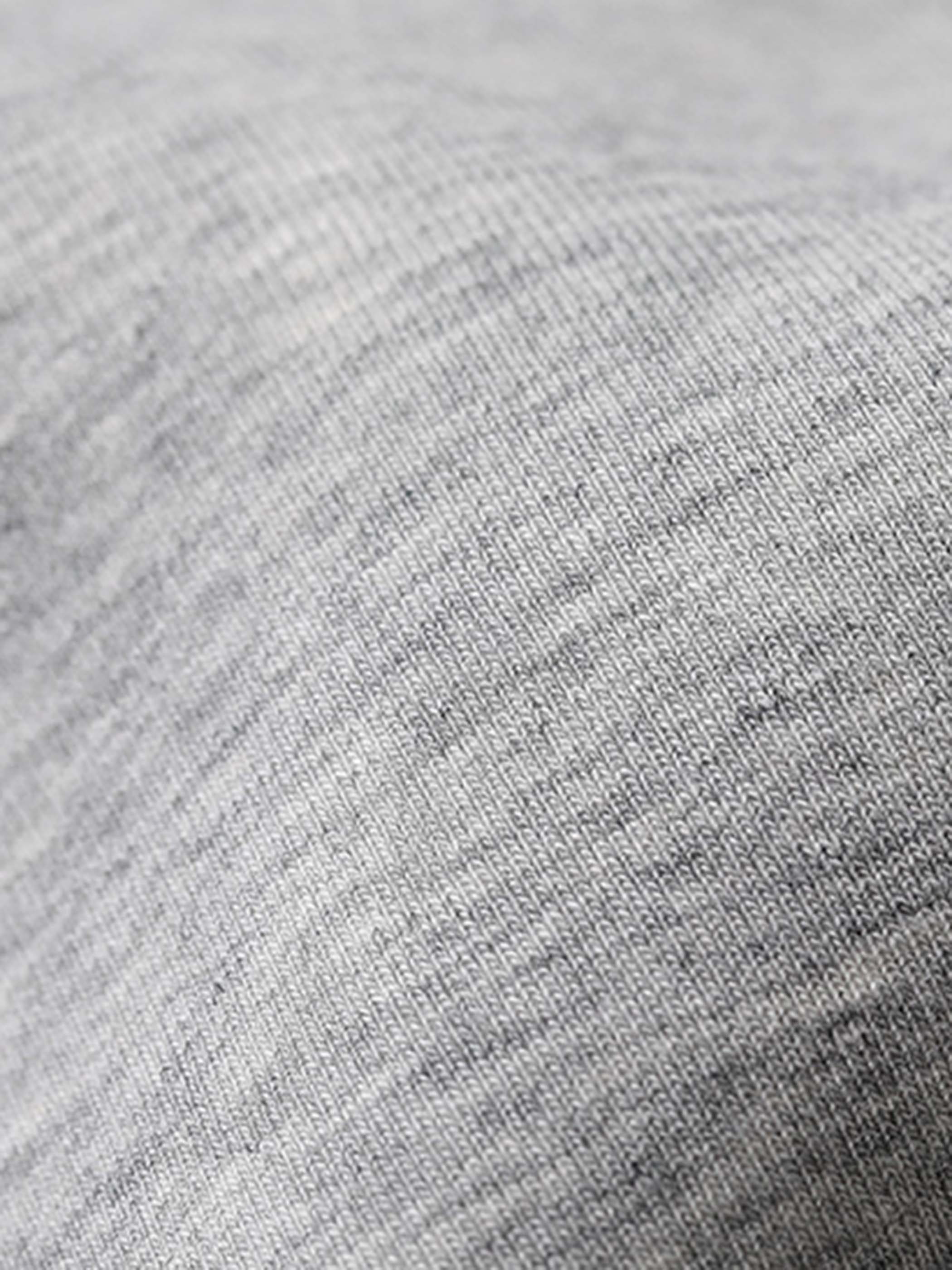 詳細画像: 中空三層サンドイッチ構造とワイドリブネック、後ろ肩の切り替えディテールのクローズアップ