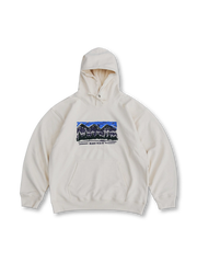 山岳プリント入りフーディ全体