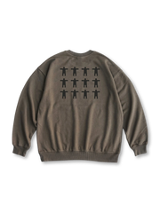 背面に人形が並んだプリントスウェットの全体