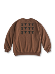 背面に人形が並んだプリントスウェットの全体