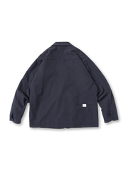 フロントに複数のフラップポケットが配置されたワーク風テーラードジャケット