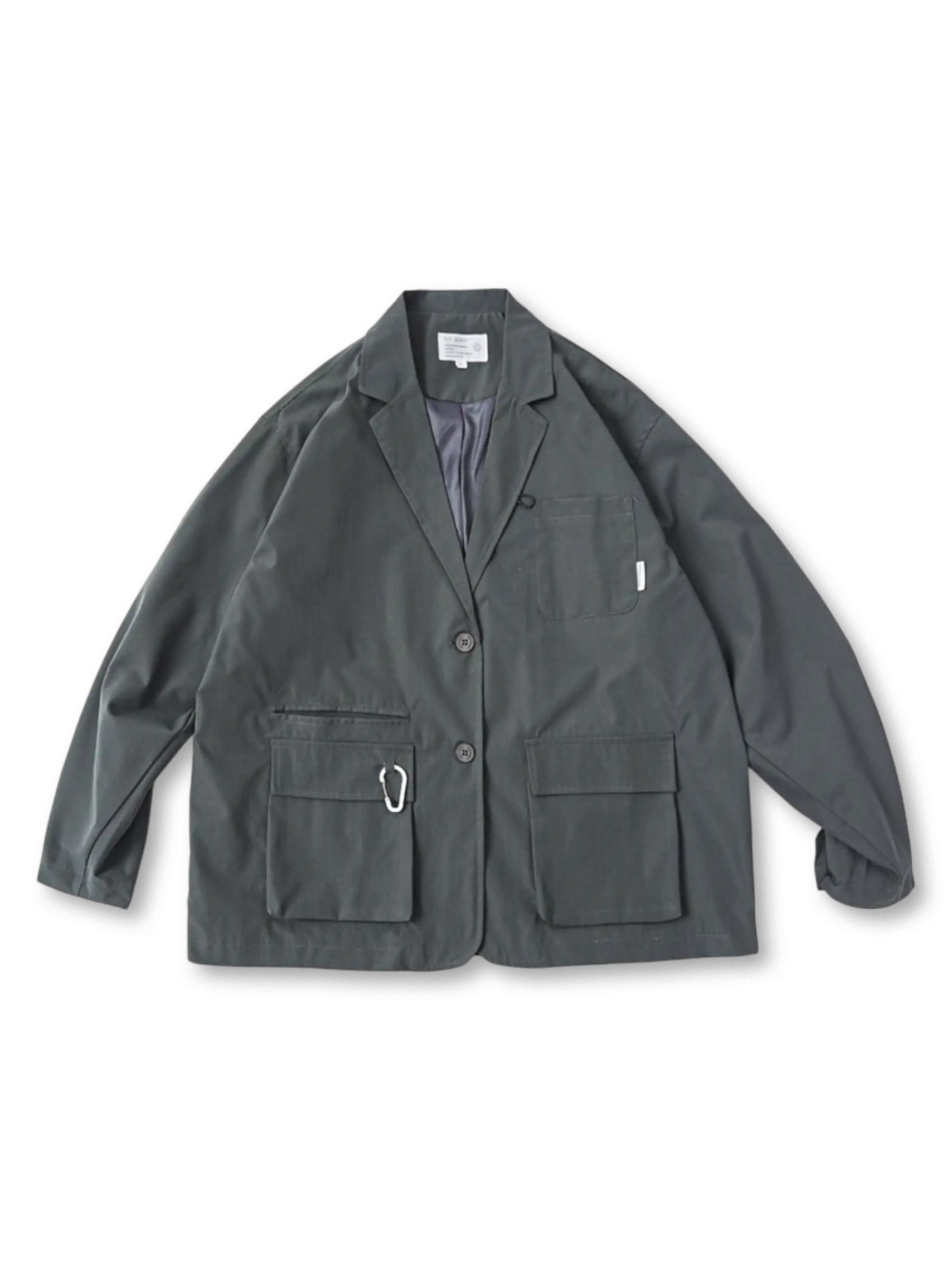 フロントに複数のフラップポケットが配置されたワーク風テーラードジャケット