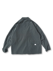 フロントに複数のフラップポケットが配置されたワーク風テーラードジャケット