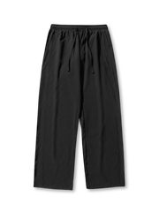 クールアイスシルクイージーパンツの全体像、ドローストリングウエストとストレートレッグが見える