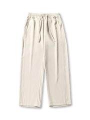 クールアイスシルクイージーパンツの全体像、ドローストリングウエストとストレートレッグが見える