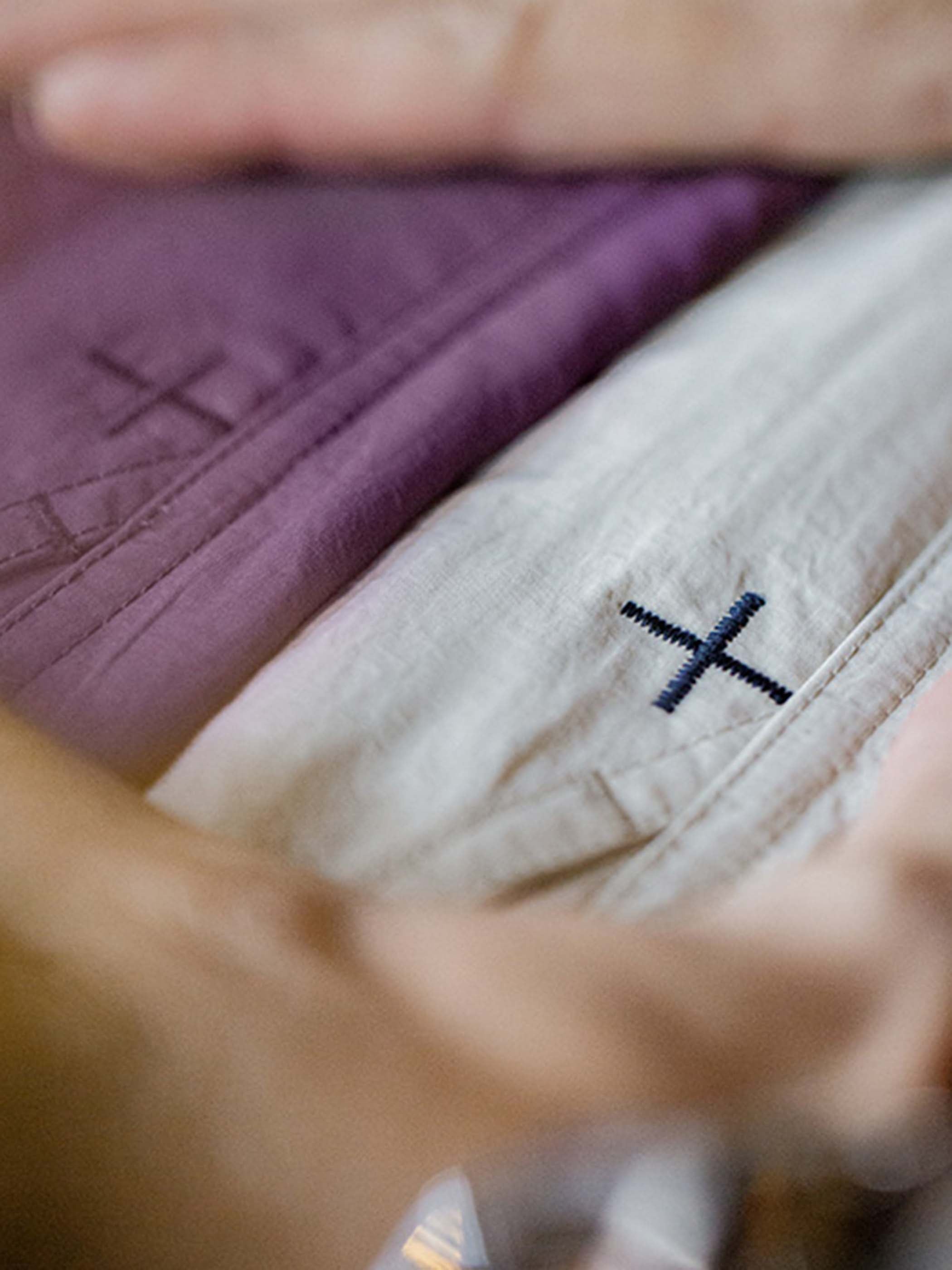 詳細画像: 膝のタックデザインと裾ドローコードのディテール特写