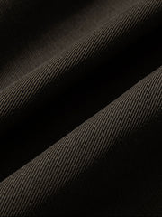 モデルがワイドパンツをシャツと合わせ、エレガントなカジュアルスタイルを披露