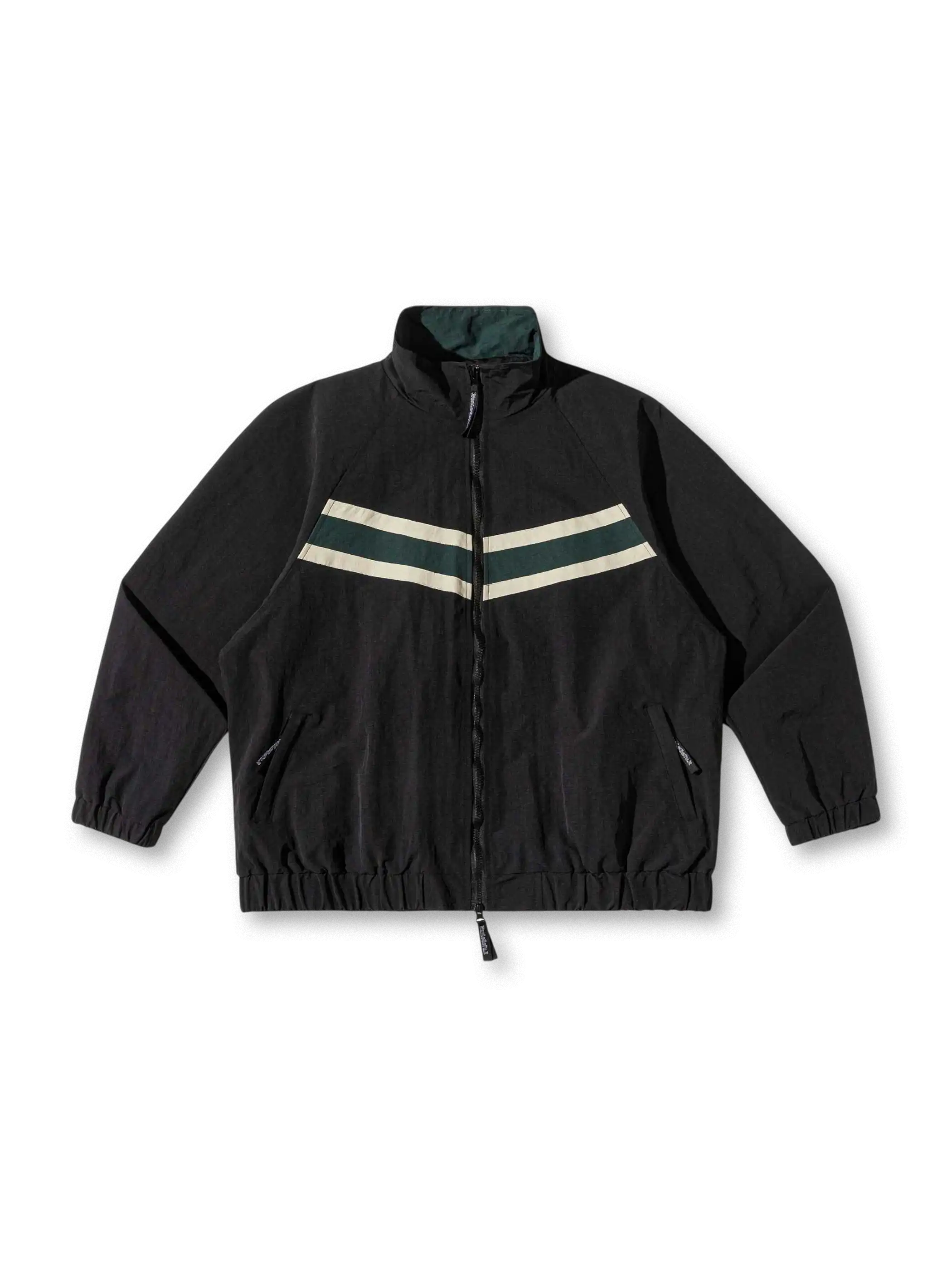 胸元に配色ラインが入ったスタンドカラージャケット