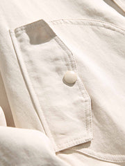 バッジディテールとスタンドカラーの特写