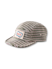 ストライプ平ツバキャップ正面、アルファベット布ラベルのディテール