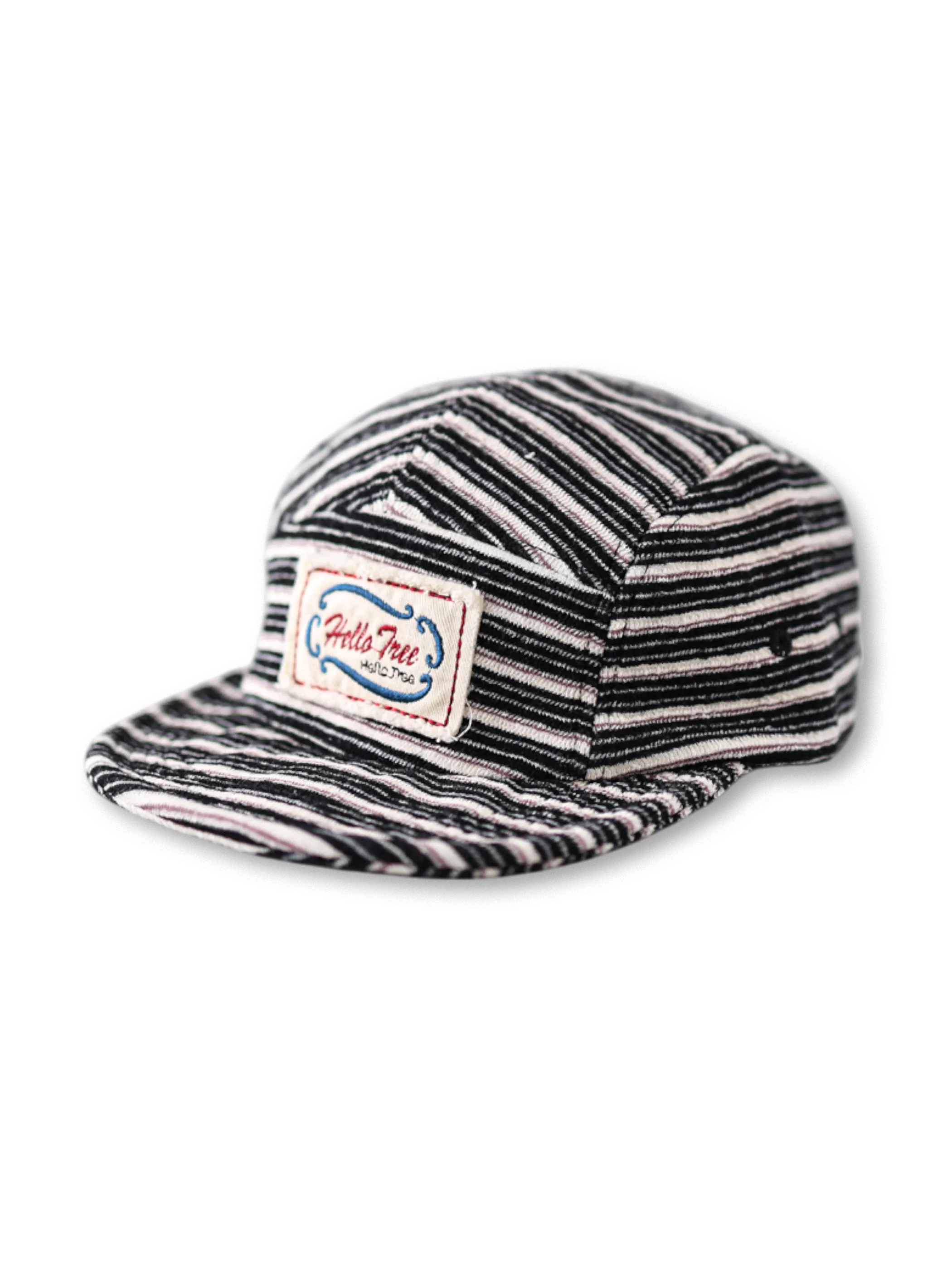 ストライプ平ツバキャップ正面、アルファベット布ラベルのディテール