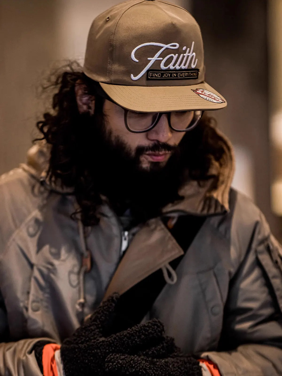 モデルがベースボールキャップを着用し、カジュアルなコーディネートを演出