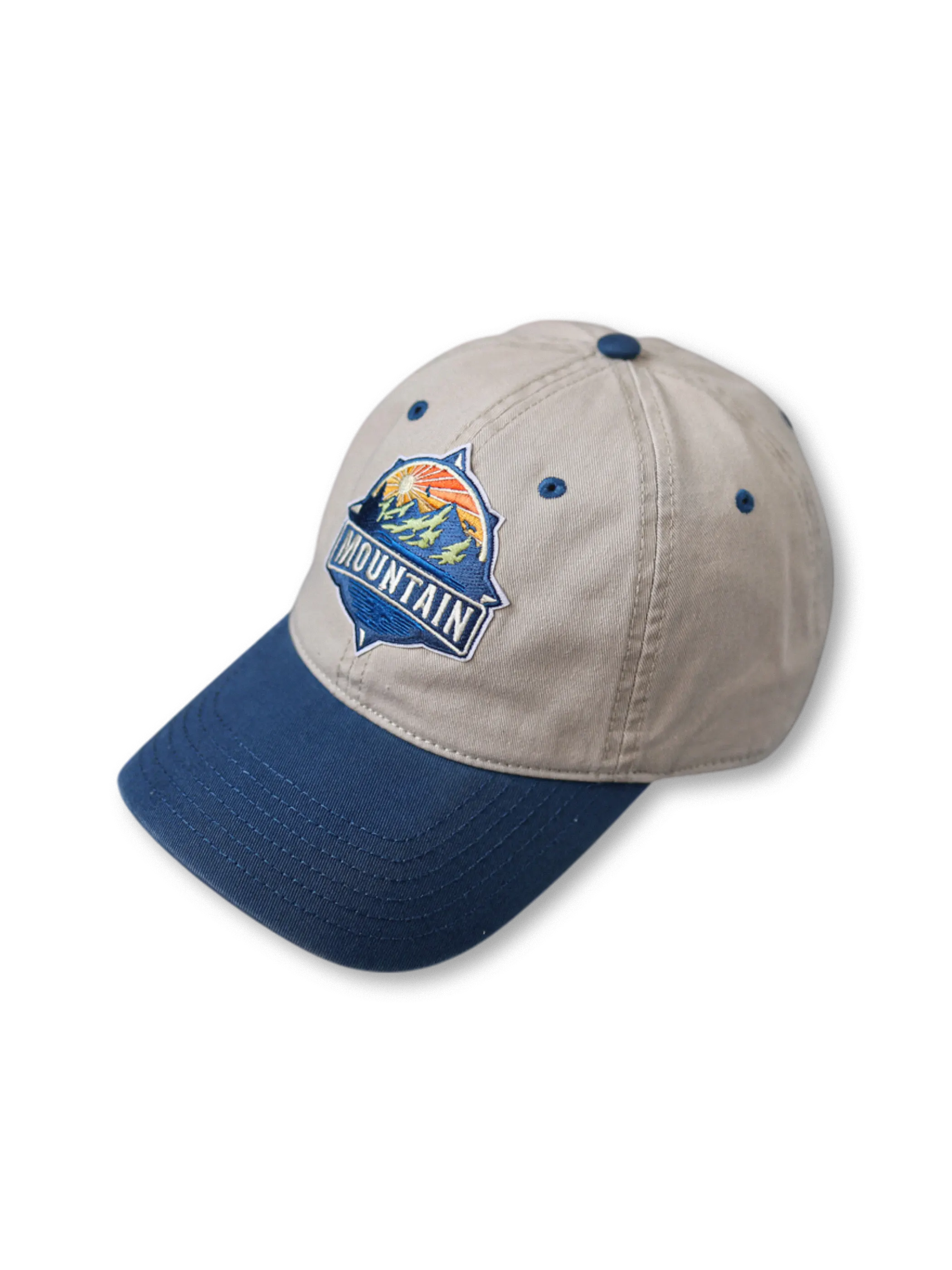 アウトドア山刺繍キャップの正面