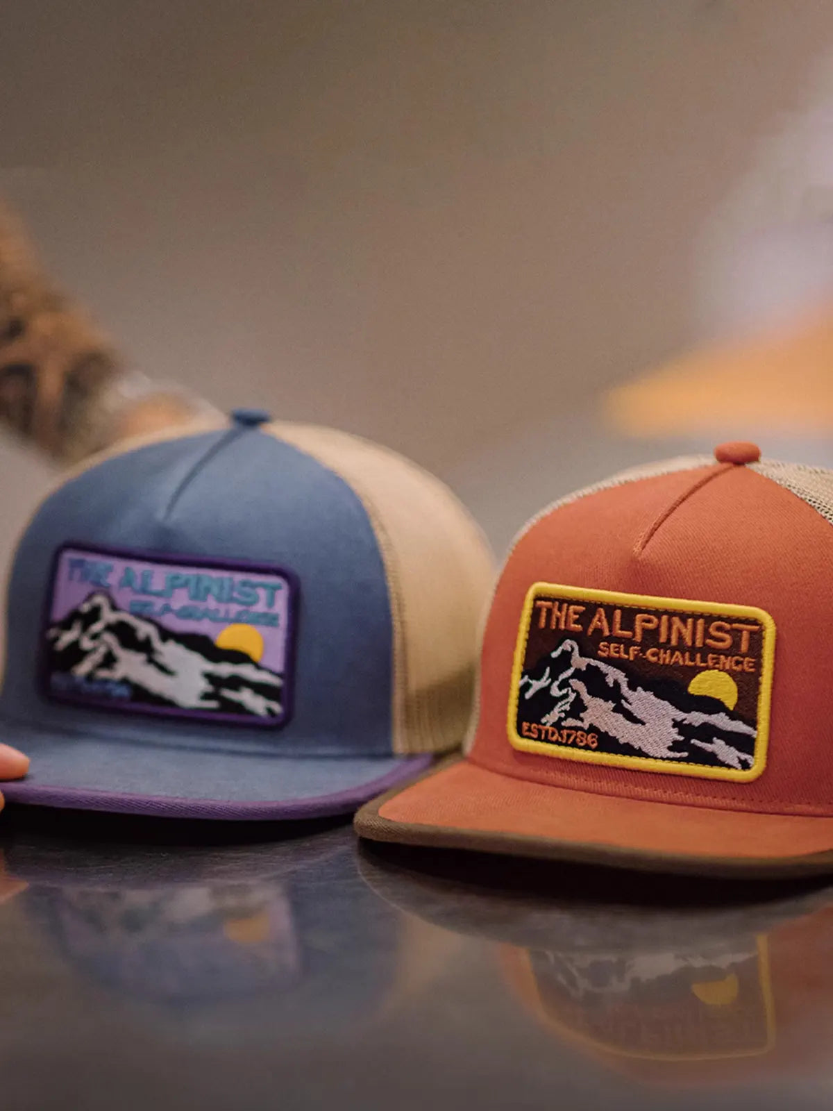 コットンキャンバスのフロントとメッシュパネルが切り替えられた平ツバキャップ