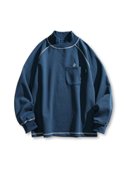 小さめハイネックとコントラストステッチが特徴の長袖スウェット