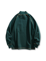 小さめハイネックとコントラストステッチが特徴の長袖スウェット