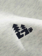 詳細画像: カラーブロックパッチと胸部ディテールの特写