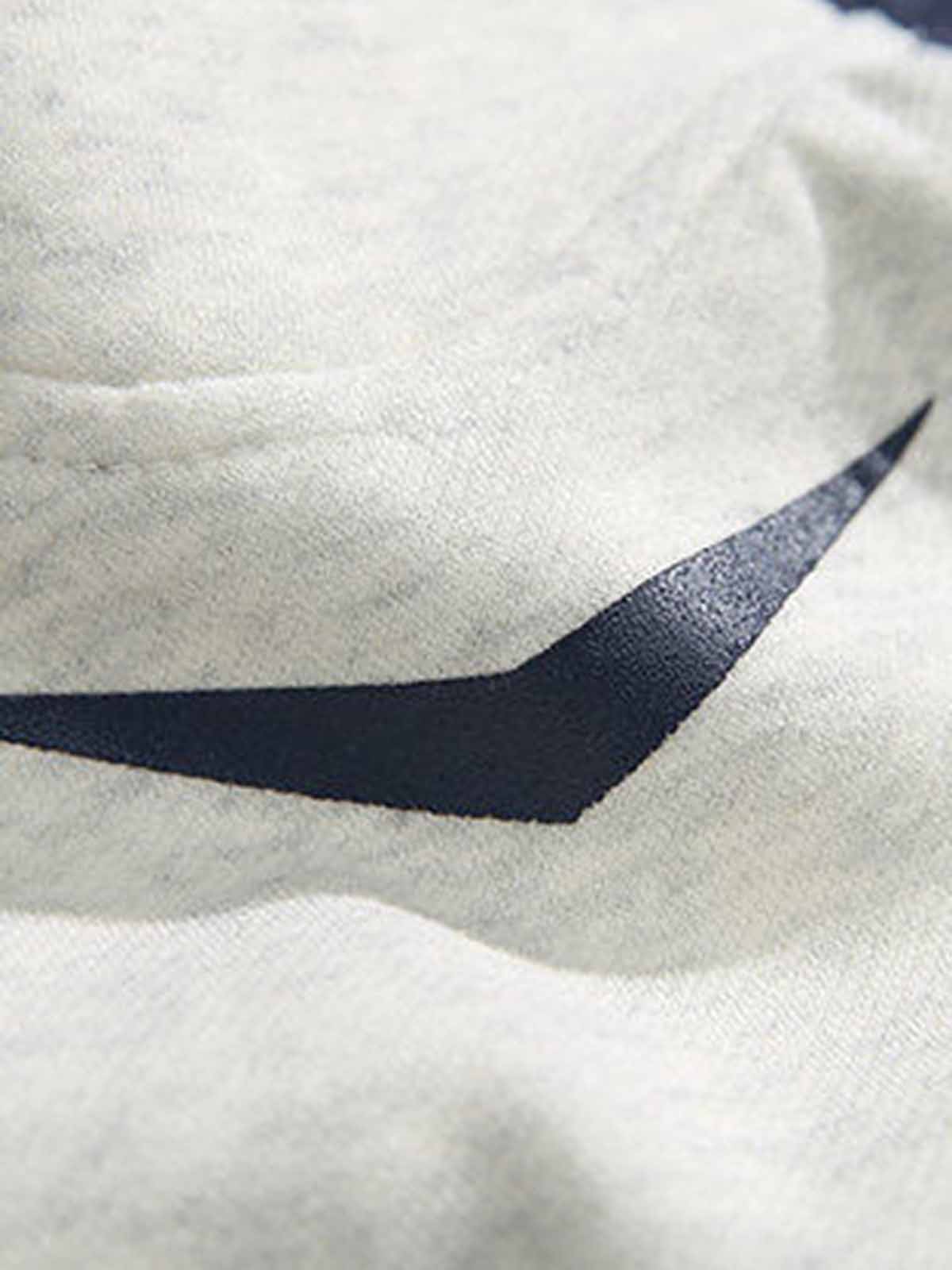 詳細画像: カラーブロックパッチと胸部ディテールの特写